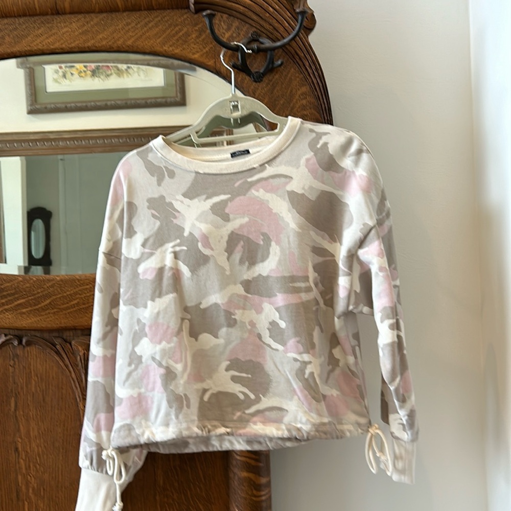 Gap cropped sweatshirt with side ties at waist. Camouflage pattern. Like new.